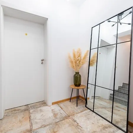 Three Lilies Apartment