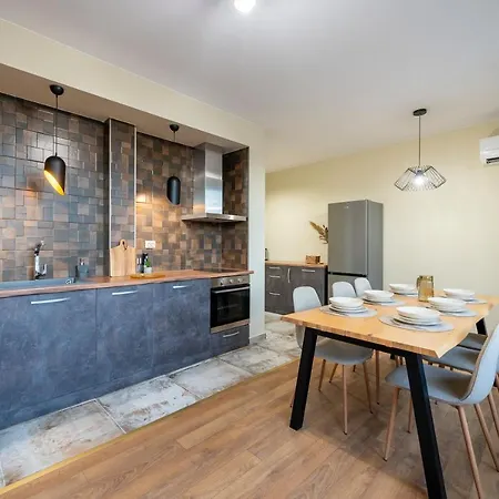 Three Lilies Apartment