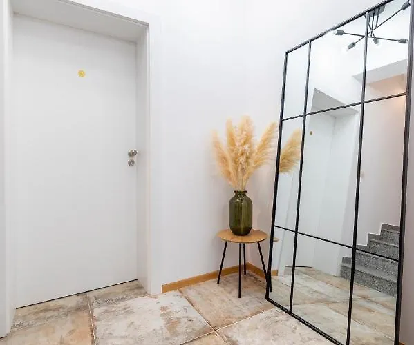 Three Lilies Апартаменти