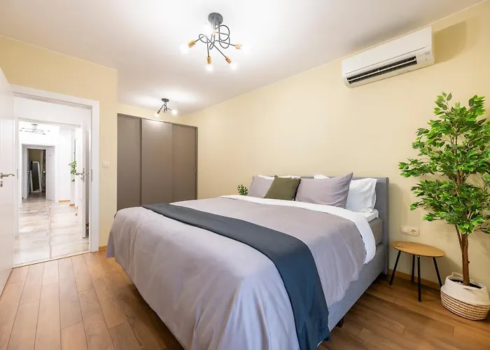 Three Lilies Апартаменти *